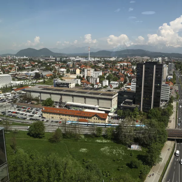 - 04.05.2022 - panorama Ljubljana - Šiška, ljubljanska džamija, delova stolpnica, stavba Delo (črna vdova)//FOTO: Luka Cjuha