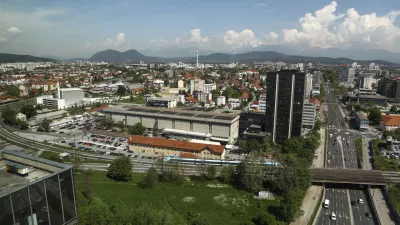 - 04.05.2022 - panorama Ljubljana - Šiška, ljubljanska džamija, delova stolpnica, stavba Delo (črna vdova)//FOTO: Luka Cjuha