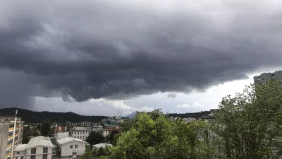 - 08.06.2023 - nevihtni oblaki nad Ljubljano, nevihta, dež, oranžni alarm. močnejši naliv, neurje //FOTO: Luka Cjuha