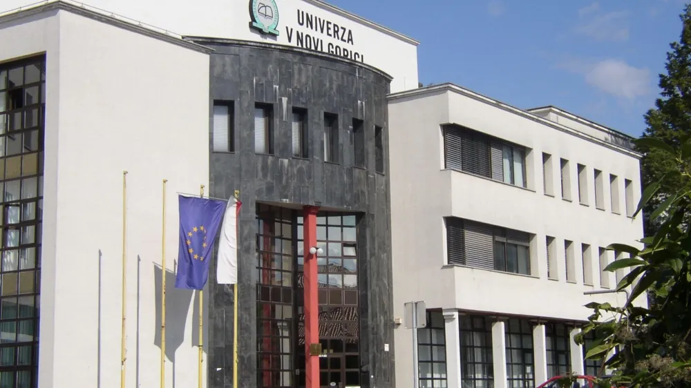 Univerza v Novi Gorici, osrednja stavba v Rožni dolini