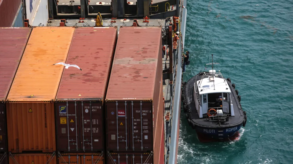 ﻿- kontejnerji - - 13.07.2016 - Luka Koper, pristaniški in logistični sistem, d.d., mednarodno tovorno koprsko pristanišče,///FOTO: Luka Cjuha.OPOMBA: DNEVNIKOV OBJEKTIV - REPORTAŽA 2016 -