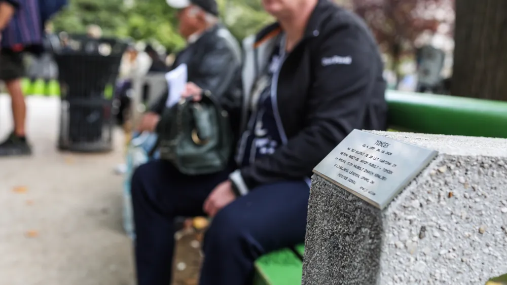 - 10.10.2022 – Svetovni dan brezdomcev – Miklošičev park v Ljubljani - slavnostna namestitev spominske ploščice na klopco, ki bo kot svojevrsten pomnik pričala o tem, da je na njej 30 let kartona in betona preživel Anton Pugelj – Tonček in postal eden najbolj znanih kraljev v Ljubljani. //FOTO: Bojan Velikonja