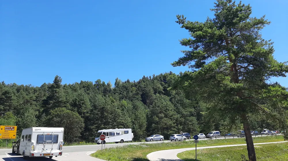 V prihodnjih dneh se bo začela tudi gradnja krožišča Šobec, ki bo normaliziralo vključevanje na glavno prometnico Lesce-Bled.