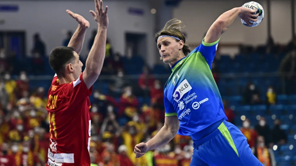 ﻿Handball - EHF 2022 Men's European Handball Championship - Group A - Slovenia v North Macedonia - Fonix Arena, Debrecen, Hungary - January 13, 2022 Slovenia's Jure Dolenec in action with North Macedonia's Filip Taleski REUTERS/Marton Monus