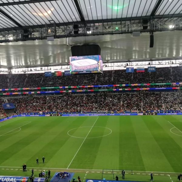 Stadion se je že napolnil.