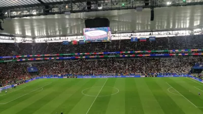 Stadion se je že napolnil.