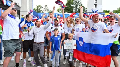 01 July 2024, Hesse, Frankfurt/Main: Fans of Slovenia arrive at the stadium for the UEFA Euro 2024 round of 16 football match between Portugal and Slowenien at the Frankfurt Arena. Photo: Torsten Silz/dpa