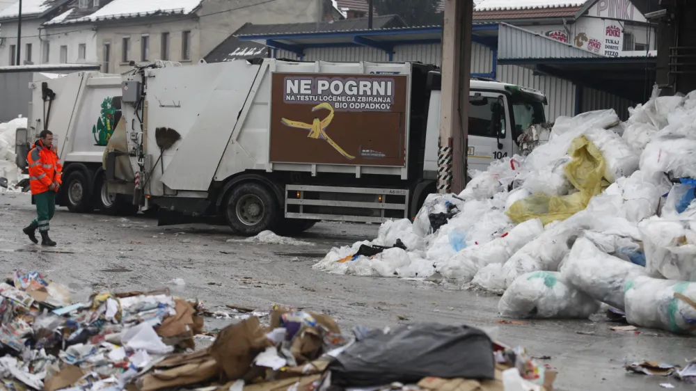 - Papir servis d.o.o. družba za ravnanje z odpadki, Pod ježami 3, reciklaža - plastika - plastenke ///FOTO: Luka Cjuha