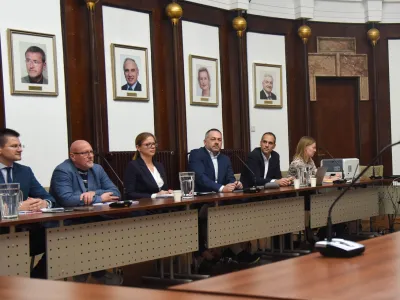 Ljubljana, pred ministrstvom za zdravje.<br>Pogajanja o stavkovnih zahtevah sindikata Fides.