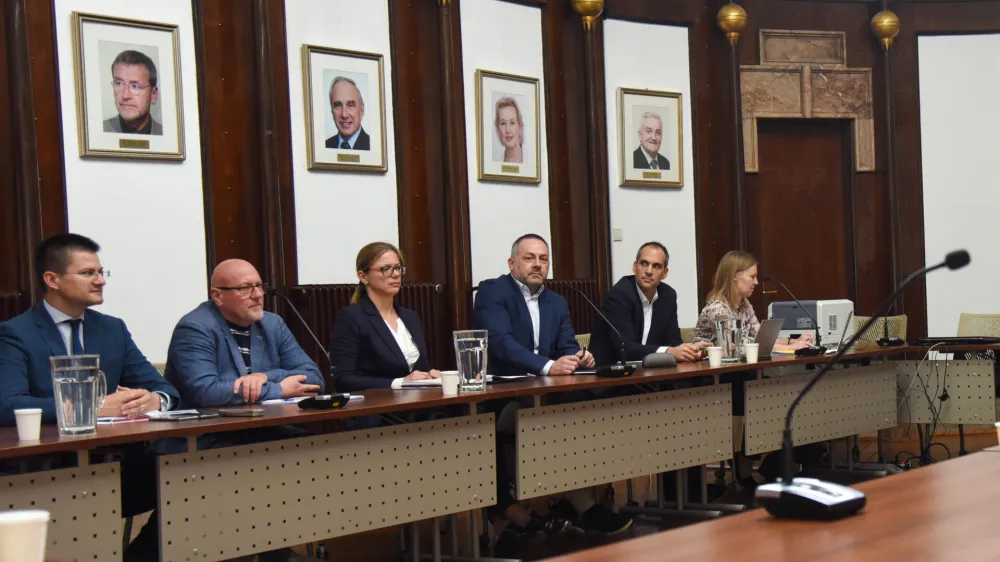 Ljubljana, pred ministrstvom za zdravje.<br>Pogajanja o stavkovnih zahtevah sindikata Fides.