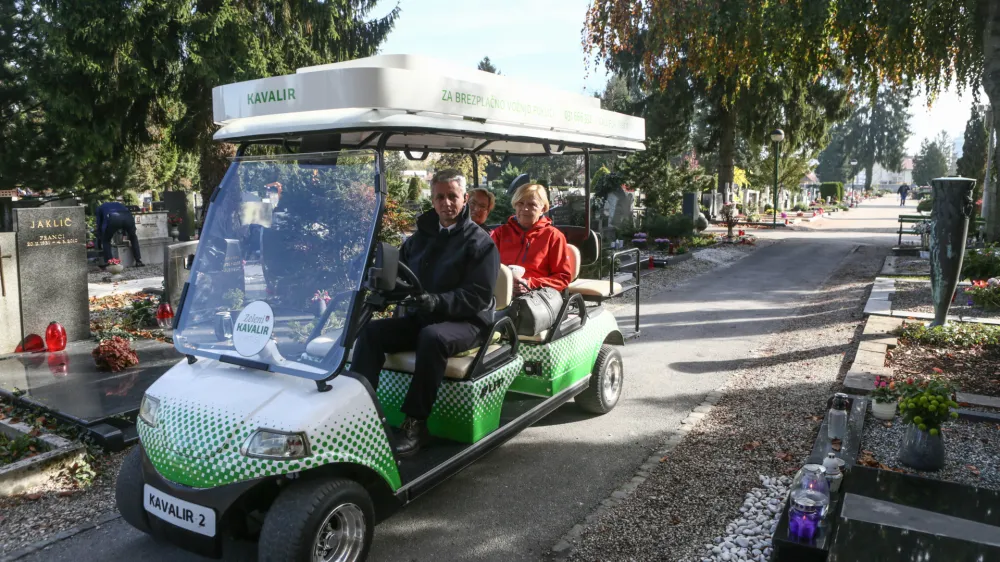 ﻿- 26.10.2017 - Pokopališče ljubljanske Žale - urejenje in krašenje grobov - Dan spomina na mrtve in praznik vseh svetih, dan mrtvih - kavalir  //FOTO: Luka Cjuha.