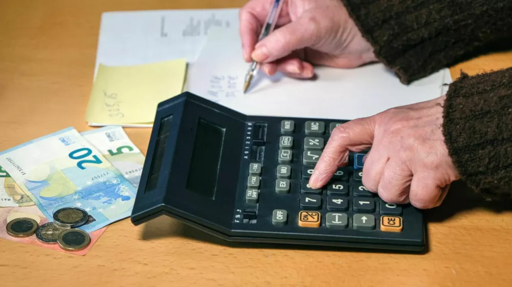 Debt, need and poverty concept with selective focus, copyspace, Euro coins and paper currency / Foto: Karl-hendrik Tittel