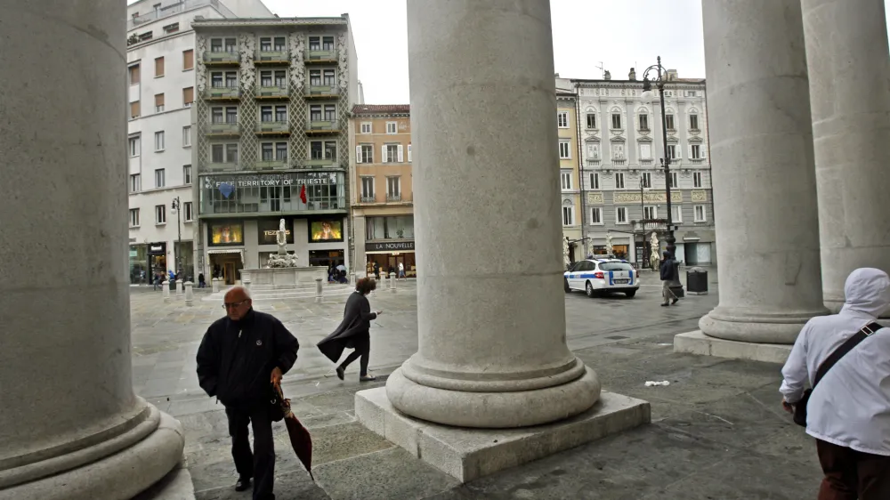  napis Free territory of Trieste na fasadi novega sedea GST - Gibanje Svobodni Trst na trgu della Borsa - svobodno trako ozemlje - svobodni Trst - Piazza Della Borsa - Borzni trg- ITALIJA 2013 - Trst - obuditev Svobodnega trakega ozemlja za katerega se bori Gibanje Svobodni Trst (Trieste Libera) - mestna nevtralna drava, ki je med letoma 1947 in 1977 obstajala ob severovzhodni obali Jadranskega morja //FOTO: Toma SkaleOPOMBA: ZA OBJAVO V PRILOGI  DNEVNIKOV OBJEKTIV - REPORTAA 2013