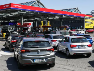 20.06.2022. - Kolona vozil na Petrol črpalki na Celovški cesti v Ljubljani pred napovedano podražitvijo pogonskih goriv.//FOTO: Bojan Velikonja