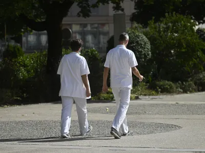 Okvirni termini so pogosti pri tistih zdravljenjih, kjer izvajalci računajo na popoldansko delo strokovnjakov iz drugih ustanov. Fotografija je simbolična.
 