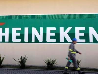 ﻿FILE PHOTO: An employee walks past the logo of Heineken at the Heineken brewery in Jacarei, Brazil June 12, 2018. REUTERS/Paulo Whitaker/File Photo