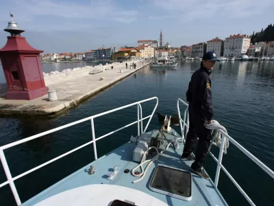 Pomorska policijska patrulja je obnemoglo 51-letno plavalko iz vode potegnila na območju piranske punte. 