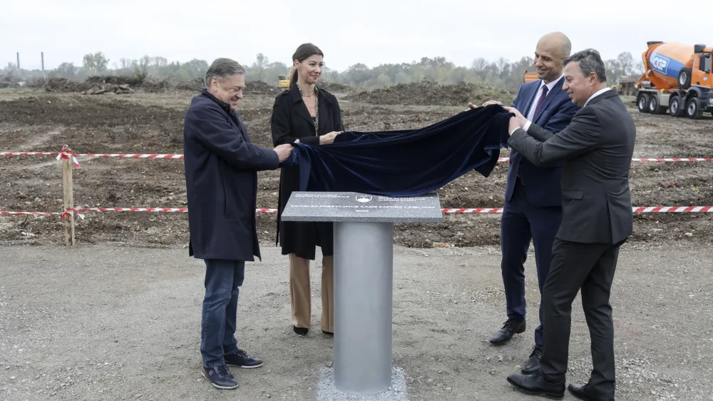 Novi ljubljanski zapor, katerega temeljni kamen so odkrili danes, bo stal v Dobrunjah, na zemljišču ob vzhodni ljubljanski obvoznici in Litijski cesti. 