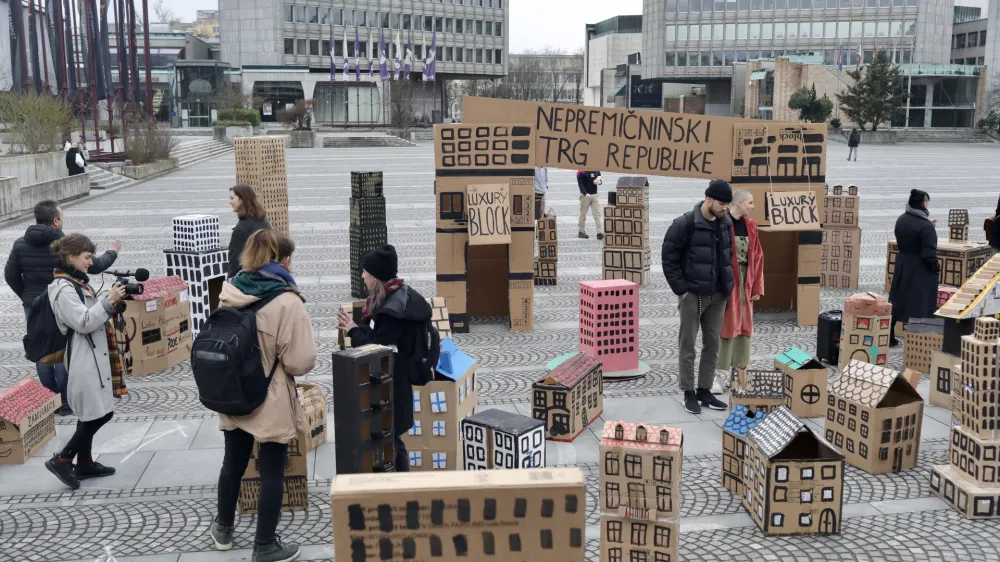 - simbolična fotografija - nepremičninski trg  pravica do stanovanja  stanovanjska politika - nepremičnine  najemnine - 27.01.2020 - Akcija gibanja Kje bomo pa jutri spali? in Kvadratni meter - simbolični performans - postavili kartonasto naselje, s katerim so opozorilina trenutno delovanje in stanje nepremičninskega trga, //FOTO: Jaka Gasar