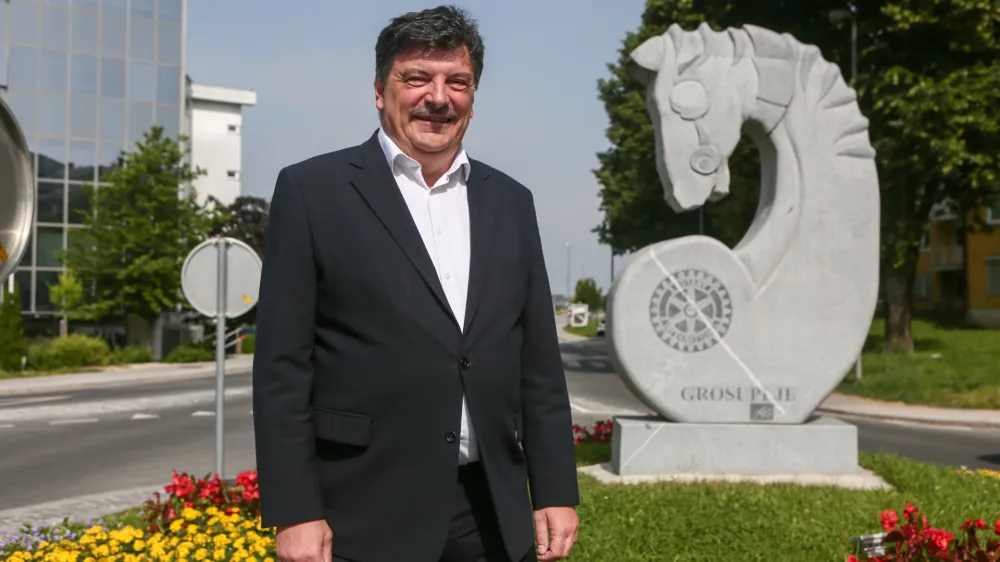 ﻿dr. Peter Verlič, župan Občine Grosuplje - 10.06.2019 – Občina Grosuplje, Taborska cesta 2 - obisk pri županu za rubriko župani zasebno //FOTO: Luka Cjuha.