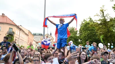 Navijači so vztrajno čakali prihod slovenske reprezentance.