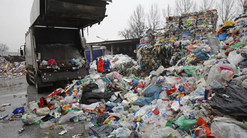 - Papir servis d.o.o. družba za ravnanje z odpadki, Pod ježami 3, reciklaža - plastika - plastenke ///FOTO: Luka Cjuha