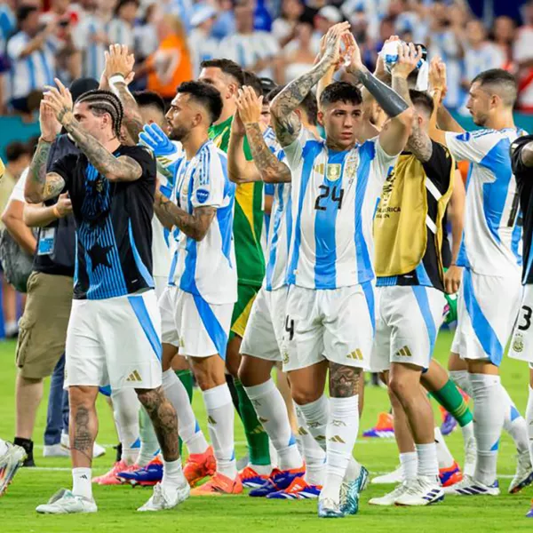 29 June 2024, US, Miami Gardens: Argentina players celebrate with their fans after the final whistle of the CONMEBOL Copa America 2024 Group D soccer match between Argentina and Peru at Hard Rock Stadium. Photo: Matias J. Ocner/TNS via ZUMA Press Wire/dpa