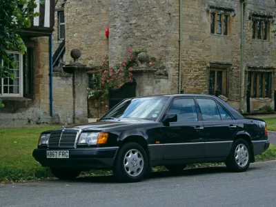 Limuzinski W124 je najbolj prepoznana različica, za katero so se poslovneži najbolj množično odločali. Bil je zanesljiv, varen in bogato opremljen.