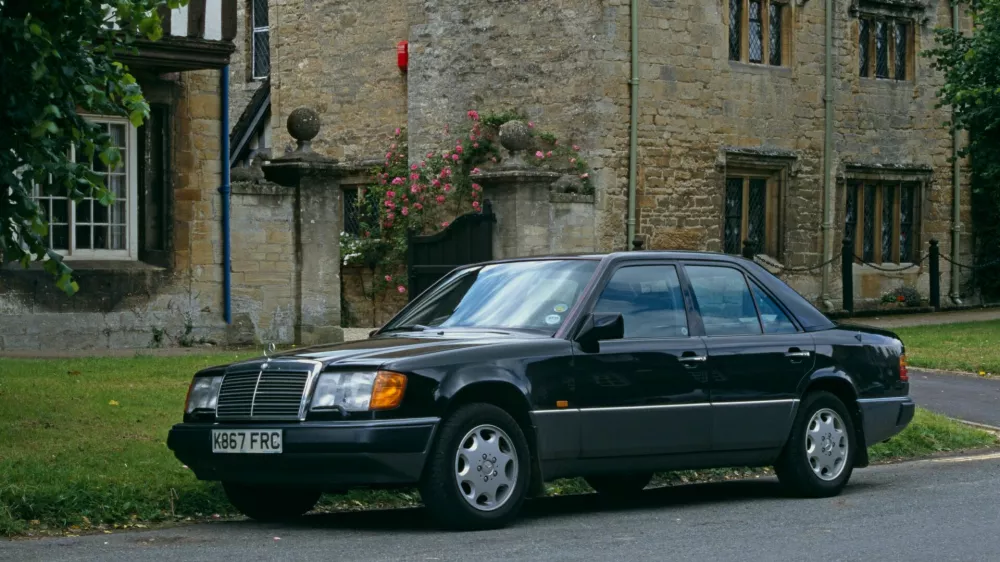 Limuzinski W124 je najbolj prepoznana različica, za katero so se poslovneži najbolj množično odločali. Bil je zanesljiv, varen in bogato opremljen.