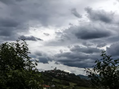 - simbolična fotografija - vremenska slika, neurje, nevihta, nevihtni oblaki, - 07.06.2022 – Goriška Brda – delovni naslov » Strah pred točo «  //FOTO: Luka CjuhaOPOMBA: REPORTAŽA ZA OBJEKTIV 2022