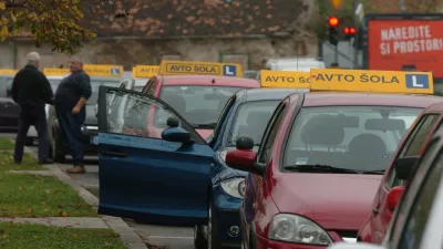 Avto šola - avtošola - vozila avtošol pri izpitnem centru na Roški cesti, //FOTO: Luka CjuhaOPOMBA: ZA OBJAVO V ČASOPISU DNEVNIK