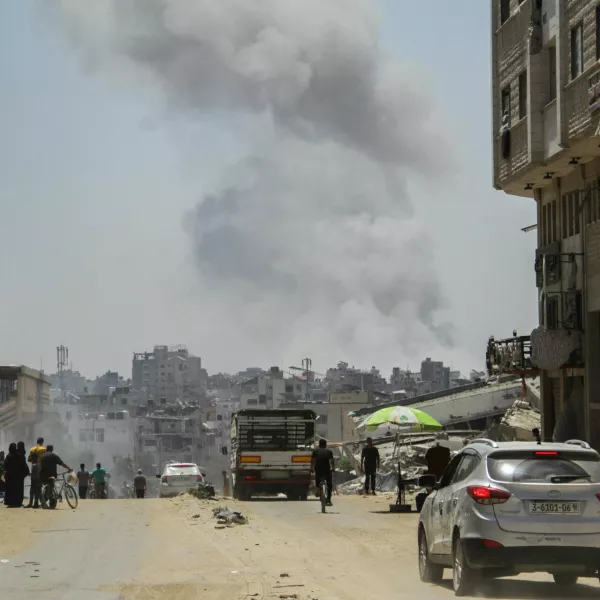 Smoke rises following Israeli strikes that hit a residential building and destroyed shops at Gaza's Old City market, amid the Israel-Hamas conflict, in Gaza City July 4, 2024. REUTERS/Mahmoud Issa