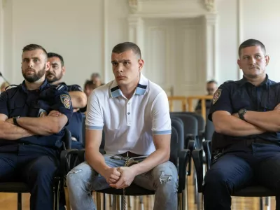 Bivši policist Marko Smažil se brani obtožbe, da je septembra lani v svojem stanovanju ubil študentko prava Mihaelo Berak, s katero sta bila v krajšem razmerju. 