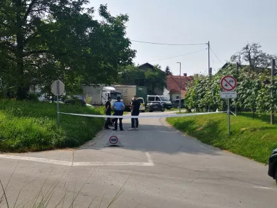 Območje okoli kraja nesrečnega dogodka je policija zaprla s trakom. F Mojca Marot