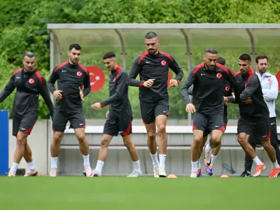 Soccer Football - Euro 2024 - Turkey Training - Barsinghausen, Germany - July 5, 2024 Turkey's Merih Demiral and teammates during training REUTERS/Teresa. Kroeger