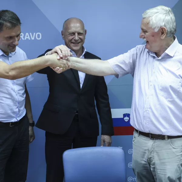 predsednik Konference sindikata upravnih enot in član Glavnega odbora SDOS Dragan Stanković, minister za javno upravo mag. Franc Props, predsednik Sindikata državnih organov Slovenije (SDOS) Frančišek Verk- 05.07.2024 - podpis Stavkovnega sporazuma o načinu reševanja stavkovnih zahtev upravnih enot //FOTO: Jaka Gasar