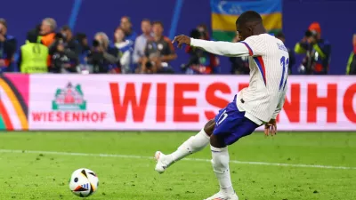 Soccer Football - Euro 2024 - Quarter Final - Portugal v France - Hamburg Volksparkstadion, Hamburg, Germany - July 5, 2024 France's Ousmane Dembele scores a penalty during the penalty shootout REUTERS/Lisi Niesner