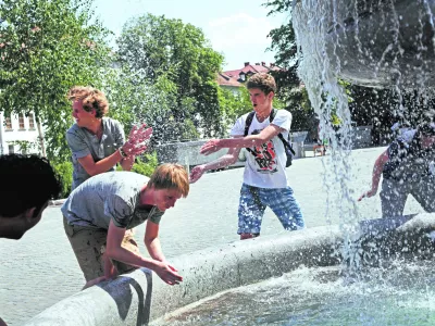 ﻿- visoke temperature, vročinski val mesec Avgust 2013, hlajenje vodnjak Novi trg, stara Ljubljana//FOTO: Luka Cjuha