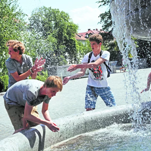 ﻿- visoke temperature, vročinski val mesec Avgust 2013, hlajenje vodnjak Novi trg, stara Ljubljana//FOTO: Luka Cjuha