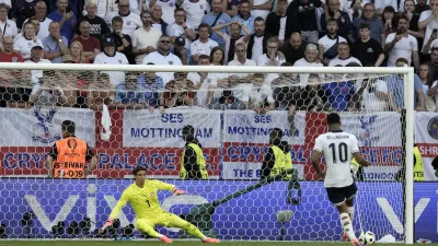 England's Jude Bellingham shoots to score during penalty shootout of the quarterfinal match between England and Switzerland at the Euro 2024 soccer tournament in Duesseldorf, Germany, Saturday, July 6, 2024. (AP Photo/Thanassis Stavrakis)