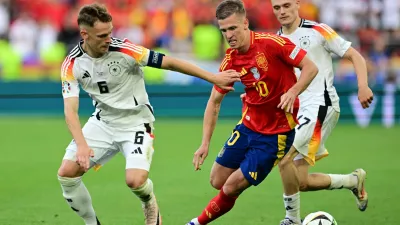 Soccer Football - Euro 2024 - Quarter Final - Spain v Germany - Stuttgart Arena, Stuttgart, Germany - July 5, 2024 Spain's Dani Olmo in action with Germany's Florian Wirtz and Joshua Kimmich REUTERS/Angelika Warmuth