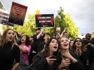 Na Trgu republike v Parizu so številni pričakali rezultate vzporednih volitev in se veselili tega, da tokrat skrajna desnica ni uspela uresničiti napovedi predvolilnih javnomnenjskih raziskav.