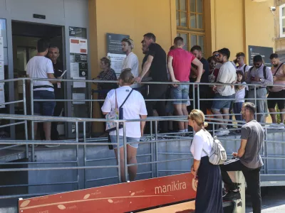 - 05.07.2024 - Upravna enota Ljubljana - Tobačna - vrste čakajočih zaradi stavke //FOTO: Jaka Gasar