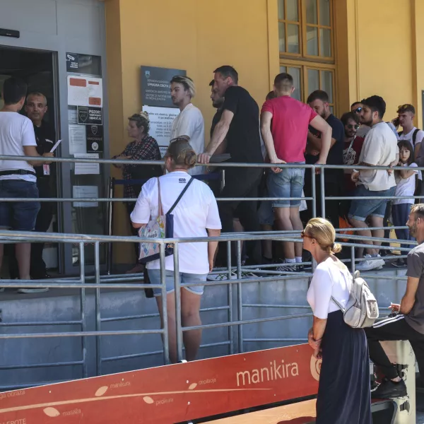 - 05.07.2024 - Upravna enota Ljubljana - Tobačna - vrste čakajočih zaradi stavke //FOTO: Jaka Gasar