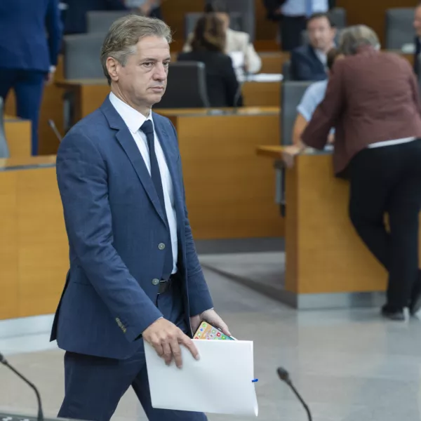 Ljubljana, DZ.Zacetek redne seje DZ s poslanskimi vprasanji predsedniku vlade Robertu Golobu in ministrom ter mandatno-volilnimi zadevami.Predsednik vlade Robert Golob.Foto. Bor Slana/STA