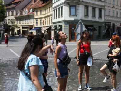 - turisti, ljubljasko vreme na Prešernovem trgu.- 11.07.2023 – simbolična fotografija - vremenska slika v Ljubljani – drugi vročinski val - visoke dnevne temperature – vročina – klimatske spremembe - najvišje dnevne temperature od 31 do 35 stopinj Celzija //FOTO: Bojan Velikonja 