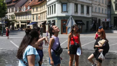 - turisti, ljubljasko vreme na Prešernovem trgu.- 11.07.2023 – simbolična fotografija - vremenska slika v Ljubljani – drugi vročinski val - visoke dnevne temperature – vročina – klimatske spremembe - najvišje dnevne temperature od 31 do 35 stopinj Celzija //FOTO: Bojan Velikonja 