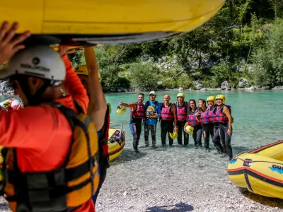 Soča ima od Trente do Tolmina tri pravilnike in tri različne cenike plovbe, dovolilnice za plovbo od meje s Kobaridom pa niso več pavšalne.

 

 