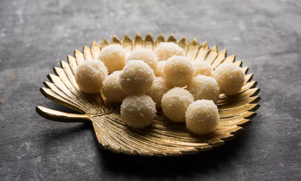 Coconut Sweet Laddoo OR Nariyal Ladduis a Popular Festival food from India. Served over moody background, selective focus / Foto: Arundhati Sathe