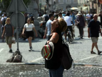 10.07.2024 simbolična fotografija, vročin, umetni dežFoto: Tomaž Skale